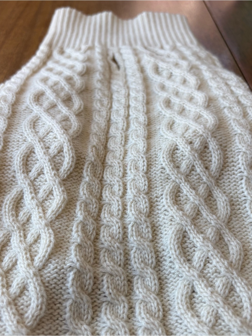Cream Cable‑Knit Dog Sweater – Size S 
(8-12 lbs)